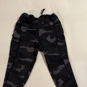 Athleta black camo 7/8 workout leggings